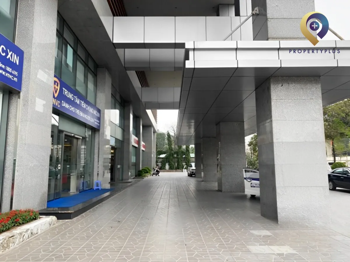 Khu vực sảnh ngoài và lối vào tòa nhà ICON4 Tower.
